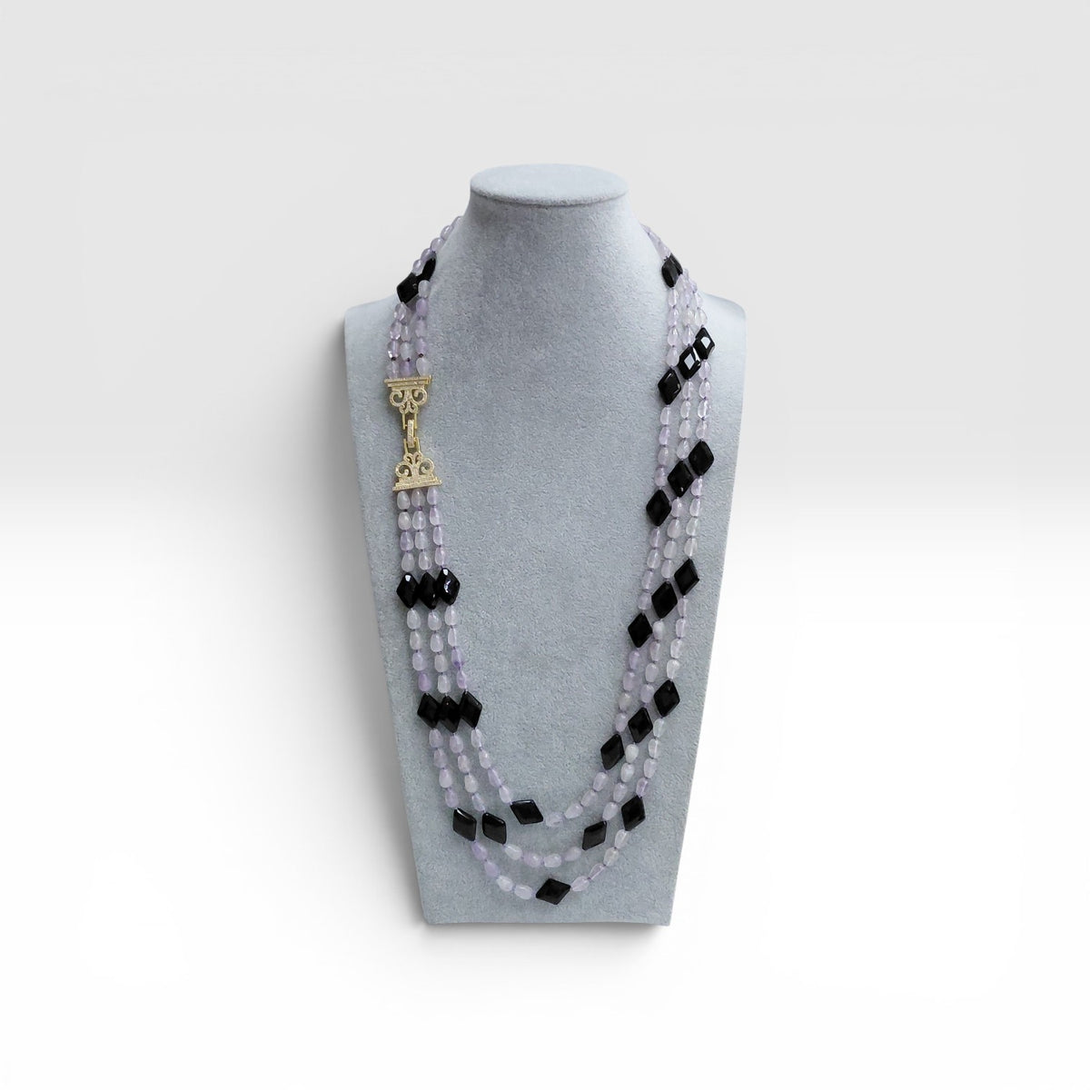 Collana Onice, Ametista Chiara, 3 Fili, Chiusura Argento Dorato.