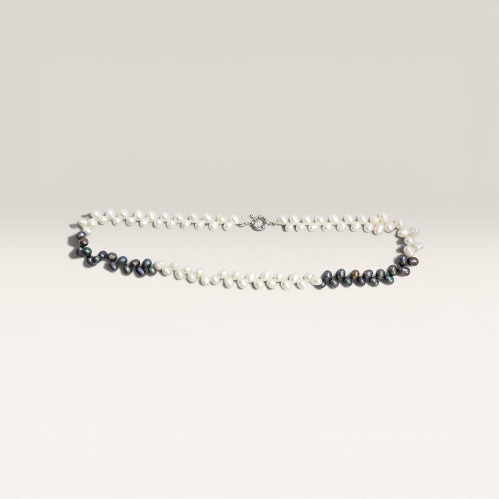 Collana Perla di fiume bianca e nera, Chiusura in Acciaio.