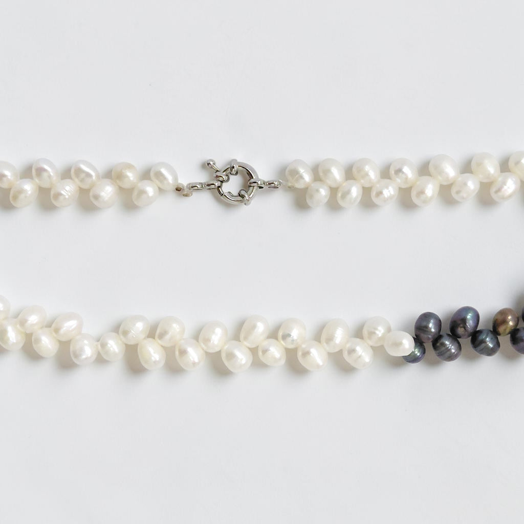 Collana Perla di fiume bianca e nera, Chiusura in Acciaio.