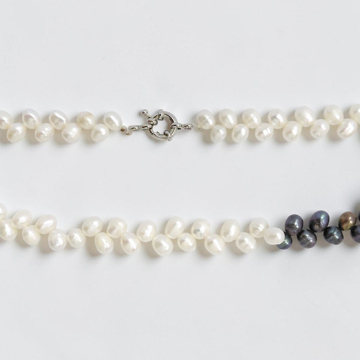 Collana Perla di fiume bianca e nera, Chiusura in Acciaio.