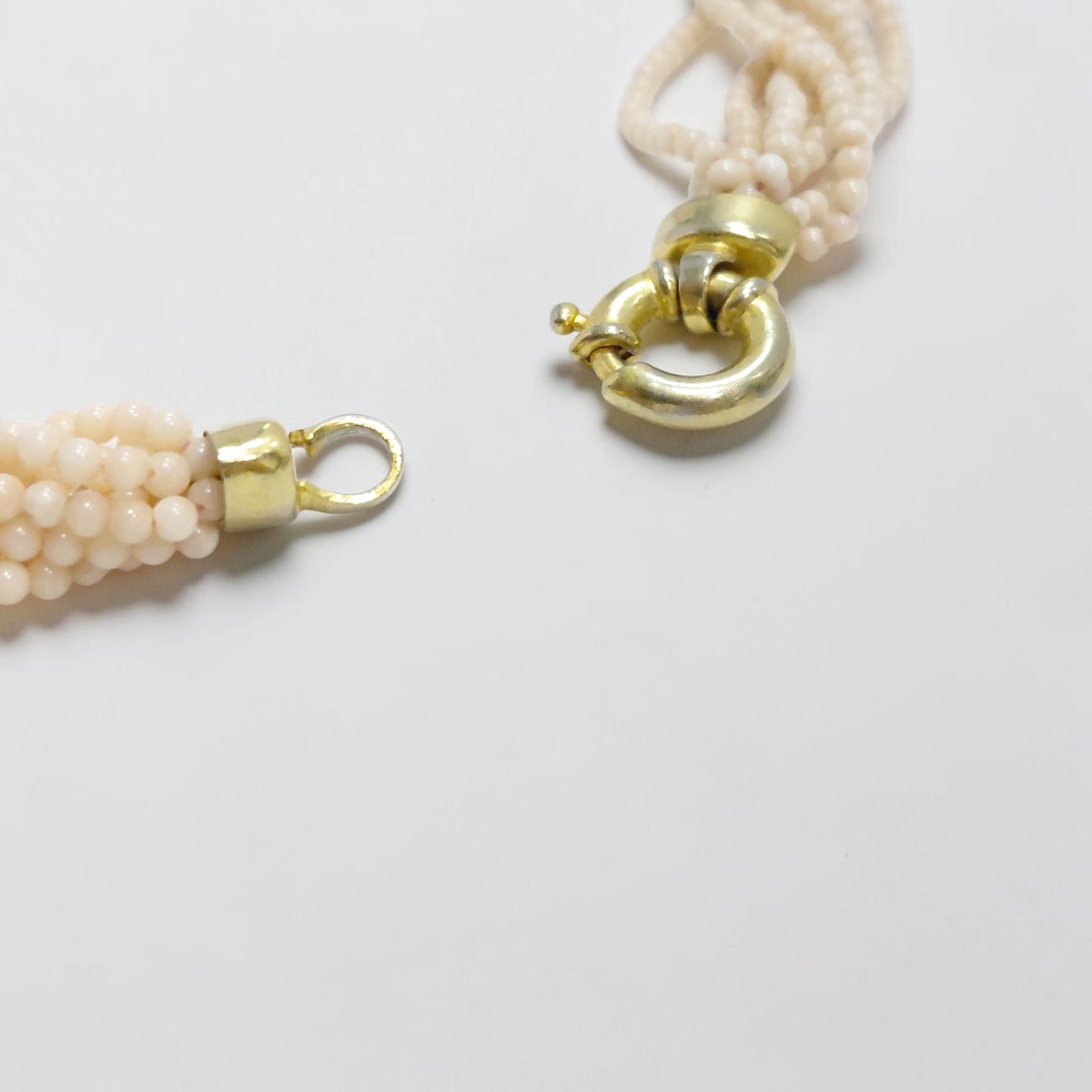 Collana Corallo Rosa, 9 Fili, Chiusura Argento Placcato in Oro.