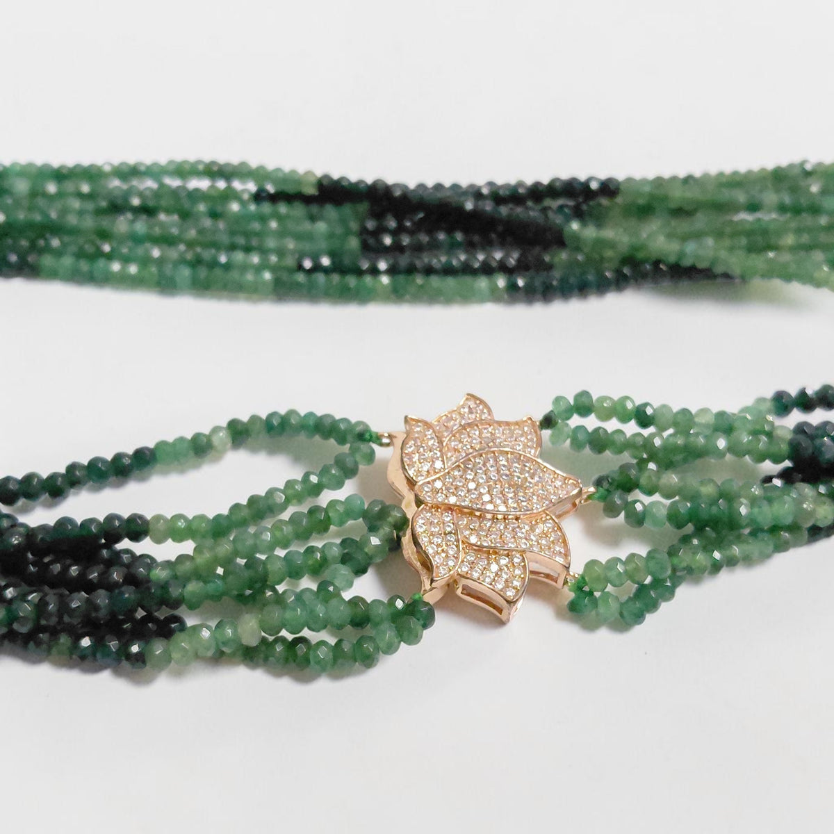 Collana Radice di Smeraldo Sfaccettata, Chiusura Argento Dorato e Zirconi.
