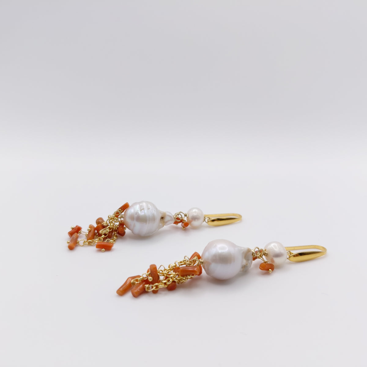 Orecchini Ottone, Perla di Fiume, Perla Scaramazza, Corallo.