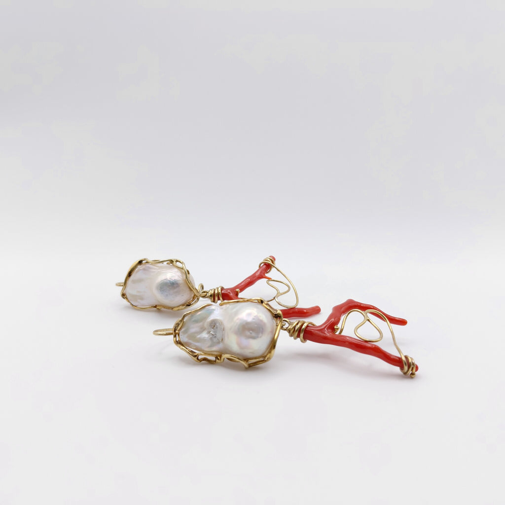 Orecchini Argento Sterling Placcato in Oro, Perla Scaramazza Australiana, Corallo.
