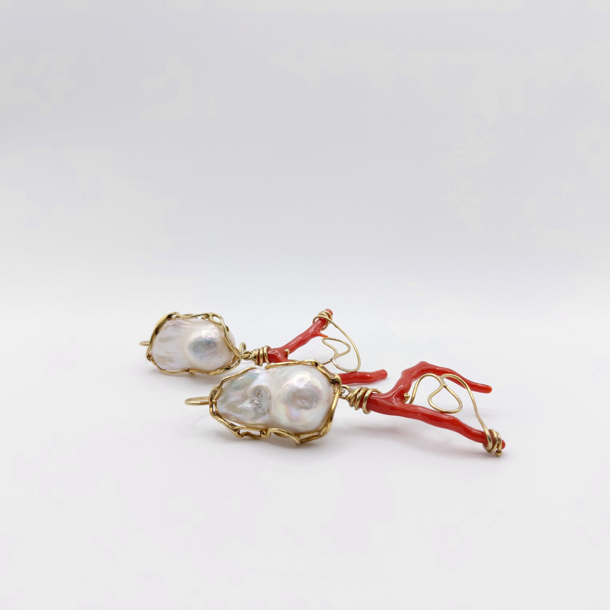 Orecchini Argento Sterling Placcato in Oro, Perla Scaramazza Australiana, Corallo.
