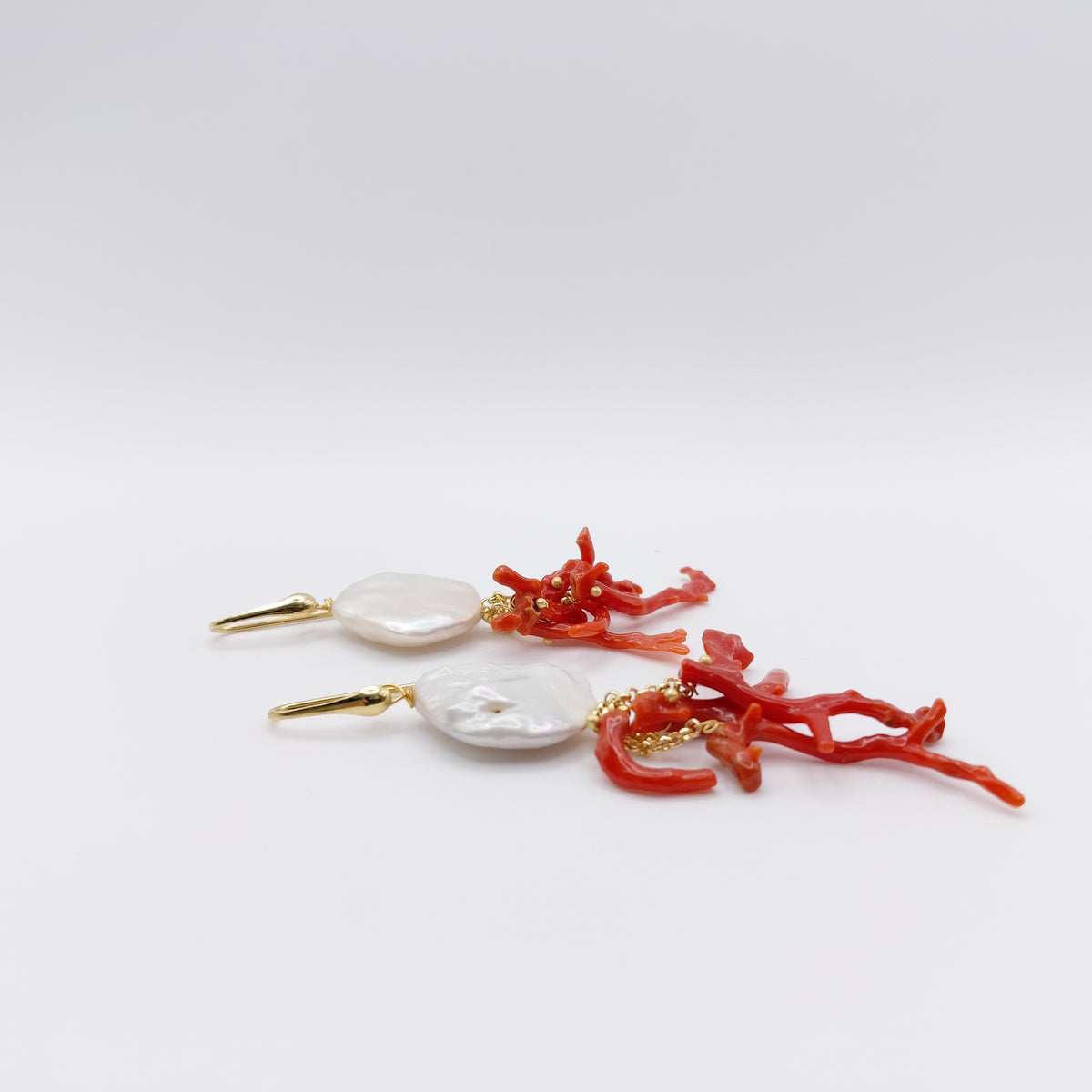 Orecchini Argento Sterling Placcato in Oro, Rametti di Corallo, Perla Scaramazza.