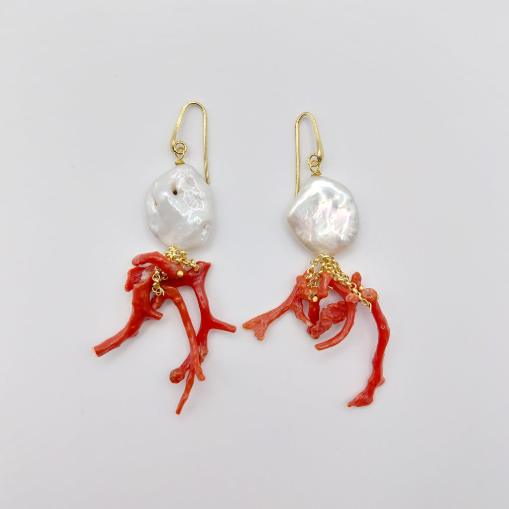 Orecchini Argento Sterling Placcato in Oro, Rametti di Corallo, Perla Scaramazza.