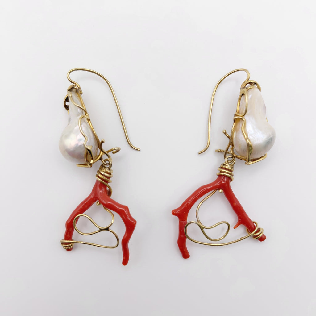 Orecchini Argento Sterling Placcato in Oro, Perla Scaramazza Australiana, Corallo.