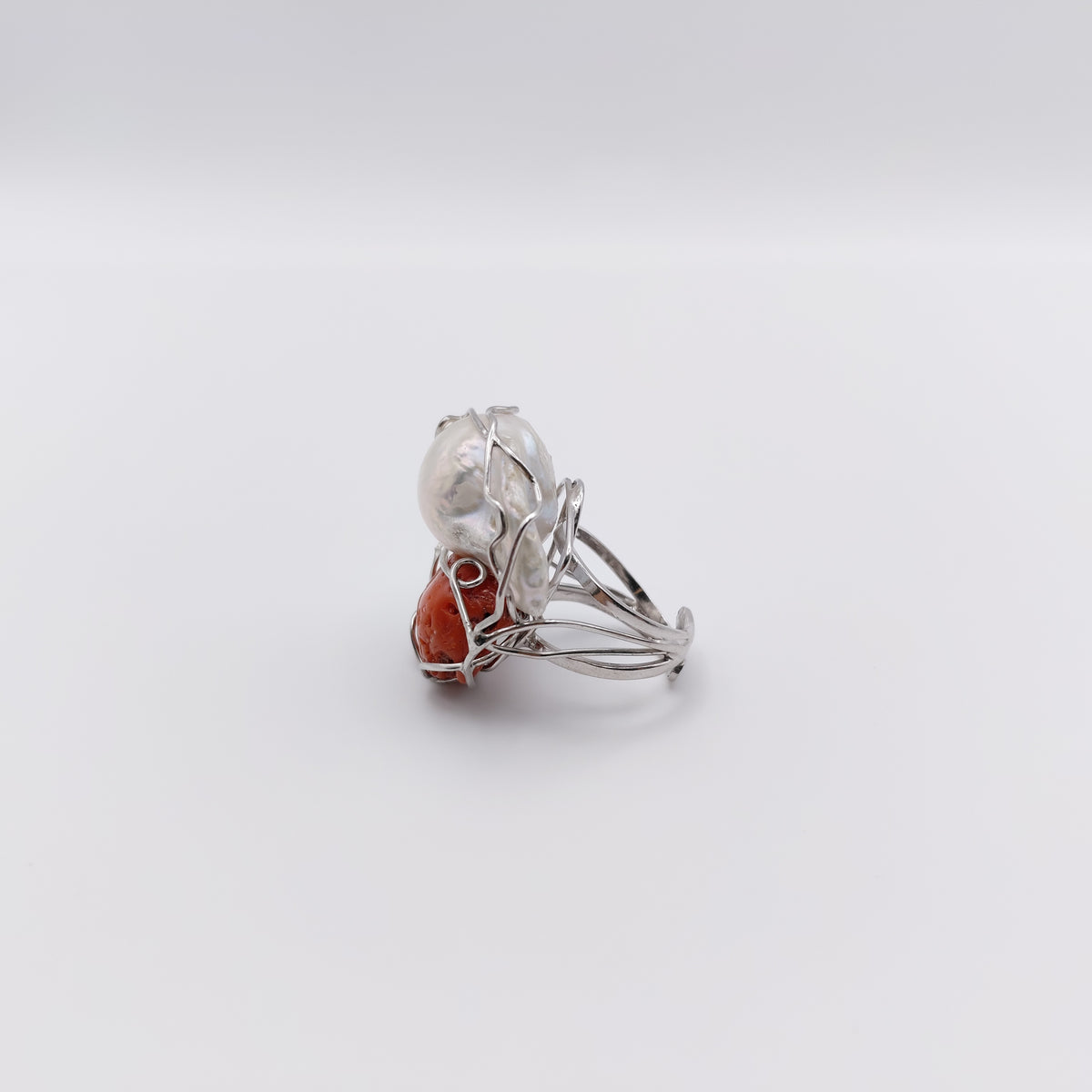 Anello Argento Sterling Rodiato, Perla Australiana Scaramazza e Corallo.
