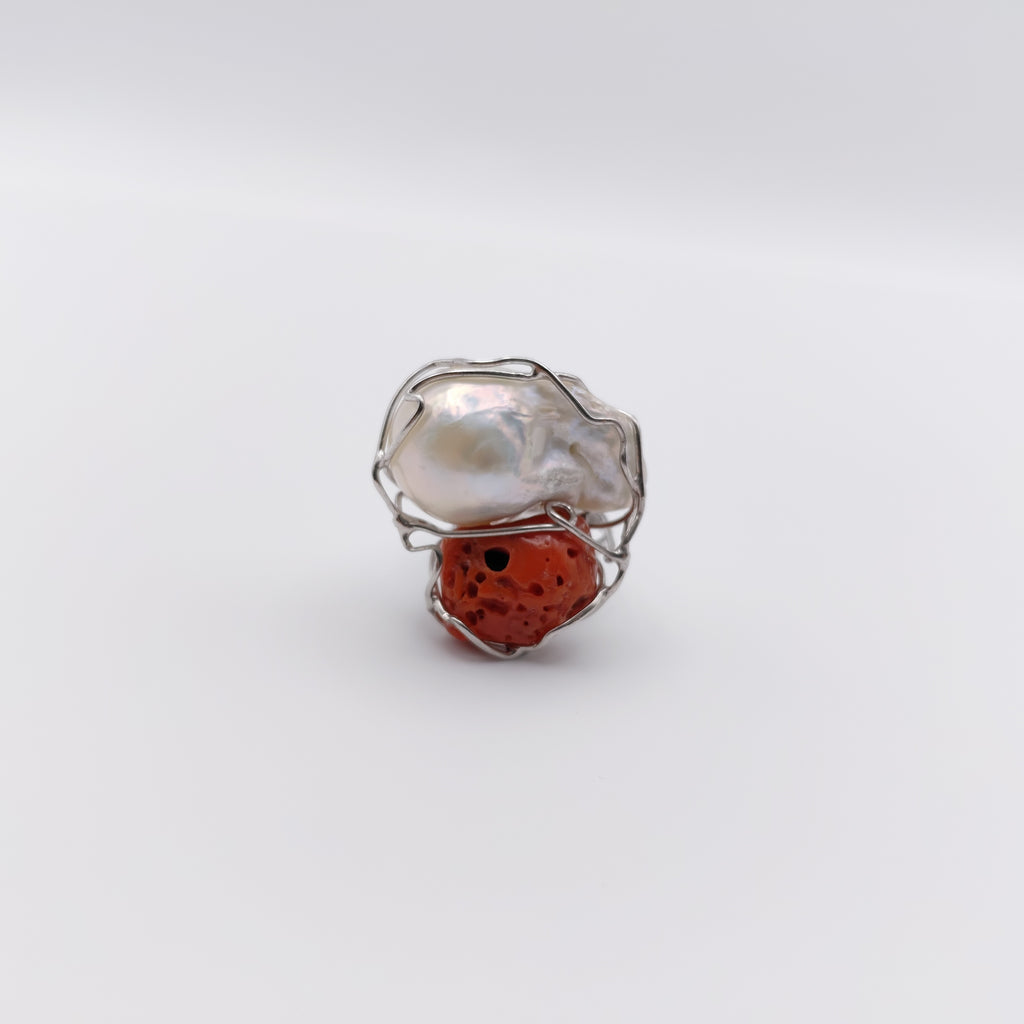 Anello Argento Sterling Rodiato, Perla Australiana Scaramazza e Corallo.