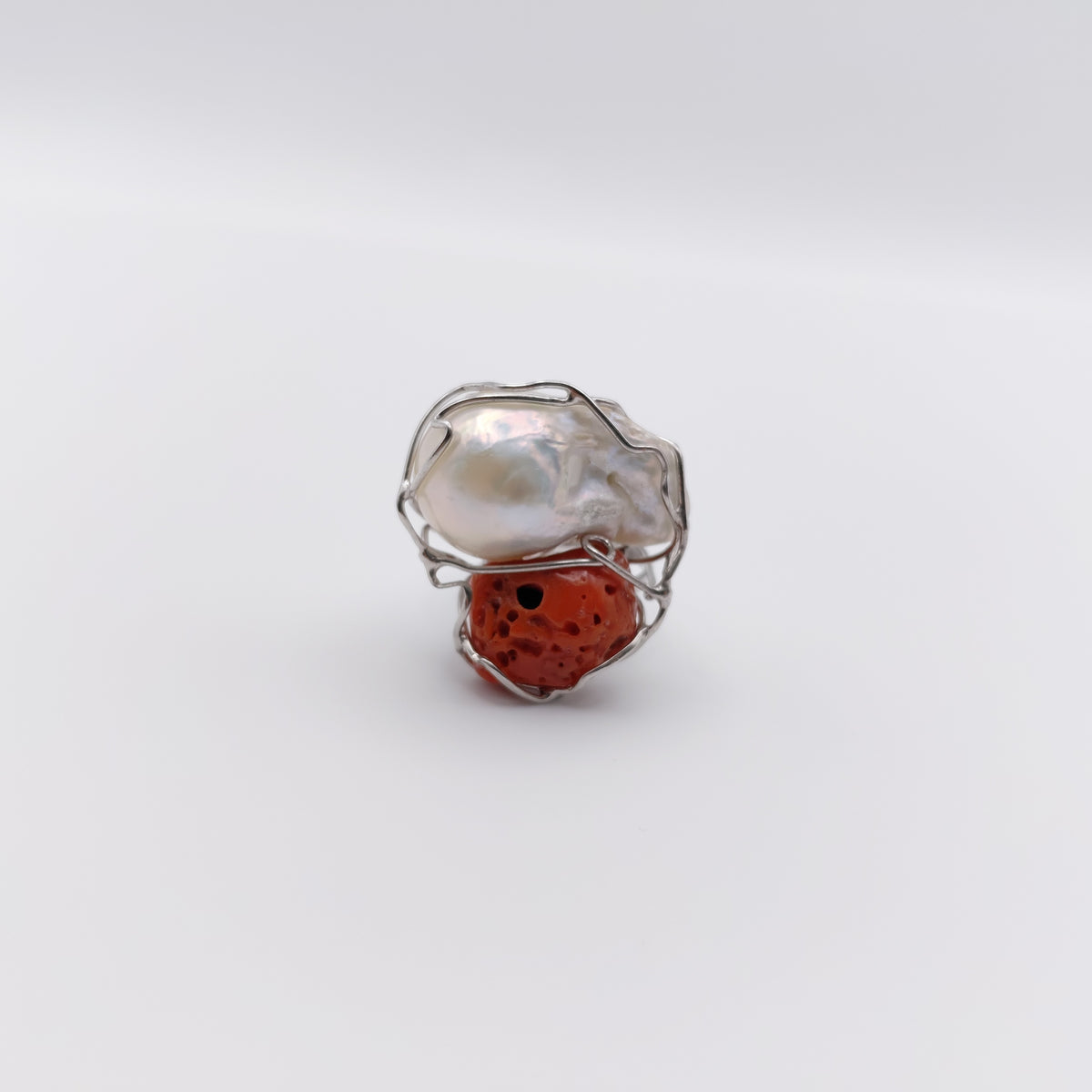 Anello Argento Sterling Rodiato, Perla Australiana Scaramazza e Corallo.