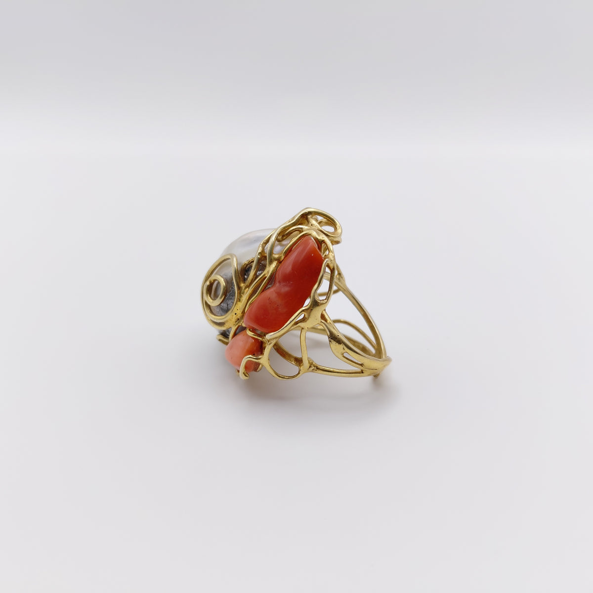 Anello Argento Sterling Placcato in Oro, Corallo, Perla Scaramazza Australiana.