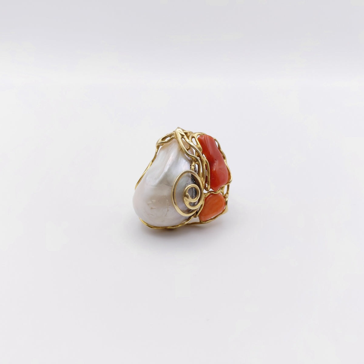 Anello Argento Sterling Placcato in Oro, Corallo, Perla Scaramazza Australiana.